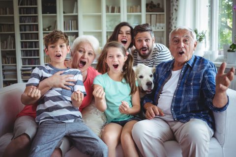 TV_Grossfamilie_ausgelassen_auf_Couch